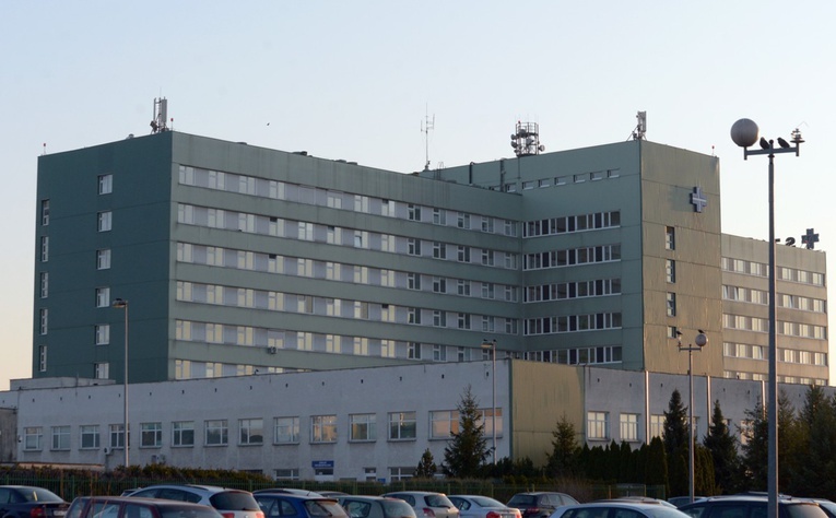 Szpital poszukuje wolontariuszy, którzy pomogą personelowi w opiece nad pacjentami, choćby w karmieniu pacjentów czy dostarczaniu im paczek przygotowanych przez rodziny.