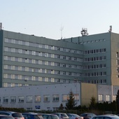 Szpital poszukuje wolontariuszy, którzy pomogą personelowi w opiece nad pacjentami, choćby w karmieniu pacjentów czy dostarczaniu im paczek przygotowanych przez rodziny.