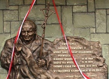 Pomnik św. Jana Pawła II w Pisarzowicach.