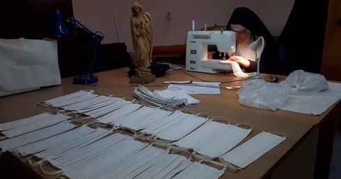 Klaryski usiadły przy maszynach do szycia