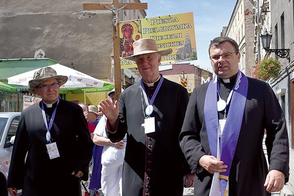 ks. Krzysztof Iwaniszyn w czasie pielgrzymki z bp Ignacym i ks. Brudnowskim