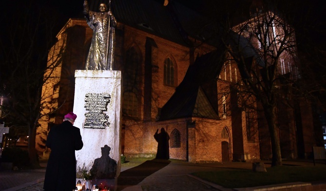 Samotna modlitwa biskupa za miasto i za diecezję