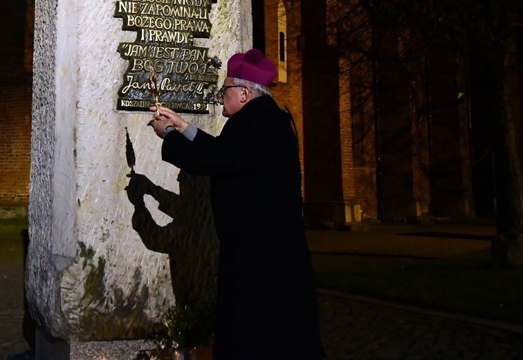 Modlitwa biskupa za diecezję przy pomniku św. Jana Pawła II