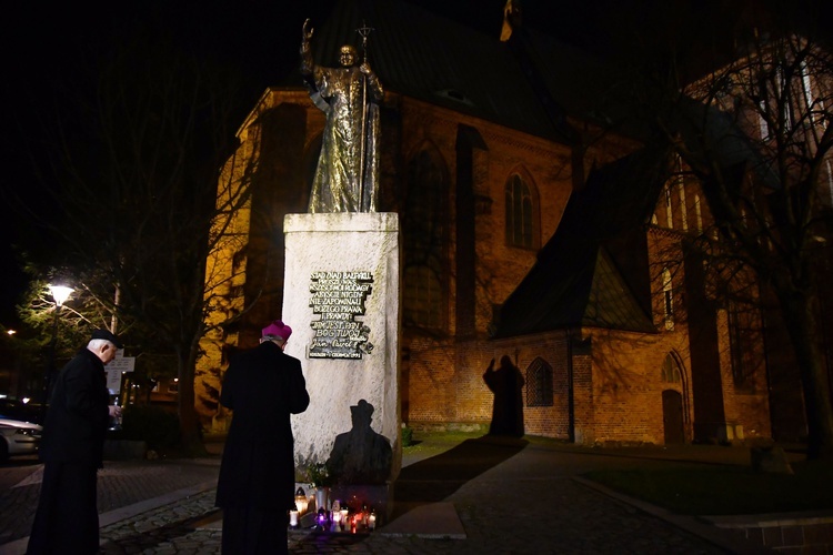 Modlitwa biskupa za diecezję przy pomniku św. Jana Pawła II