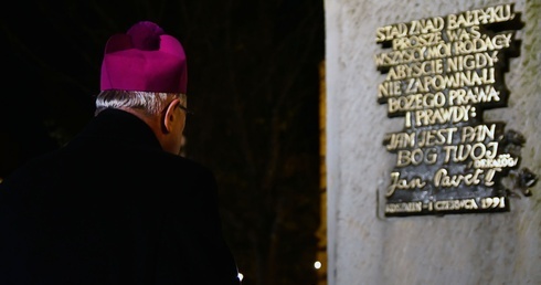 Modlitwa biskupa za diecezję przy pomniku św. Jana Pawła II