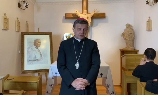 Bp Roman Pindel w kaplicy kurialnej po Różańcu o 20.30, 2 kwietnia 2020 r.