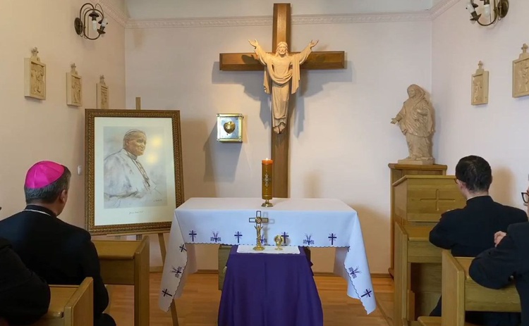 Bp Roman Pindel w kaplicy kurialnej po Różańcu o 20.30, 2 kwietnia 2020 r.