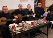 Księża tęsknią i śpiewają dla parafian