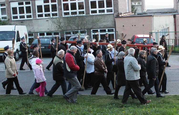 Tak było w 2014 roku - Miejska Droga Krzyżowa w Bielsku-Białej Leszczyny - Złote Łany