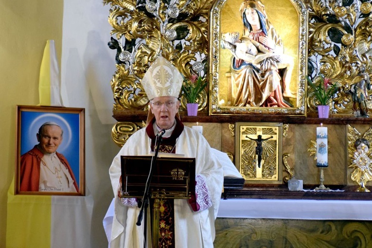 Bp. Ignacy Dec w czasie homilii o św. Janie Pawle II.