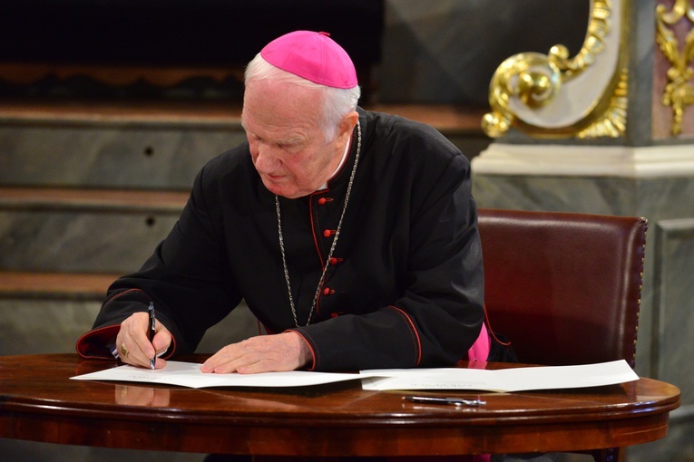 Zarządzenie podpisał bp Ignacy Dec, administrator apostolski diecezji świdnickiej.