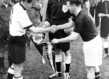 Kapitanowie drużyn RFN i Węgier – Fritz Walter  (z lewej) i Ferenc Puskás 