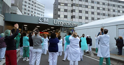 W ciągu doby w Hiszpanii na Covid-19 zmarły 932 osoby