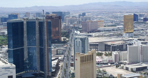 The New York Times: Bezdomni śpią na parkingach, gdy hotele stoją puste