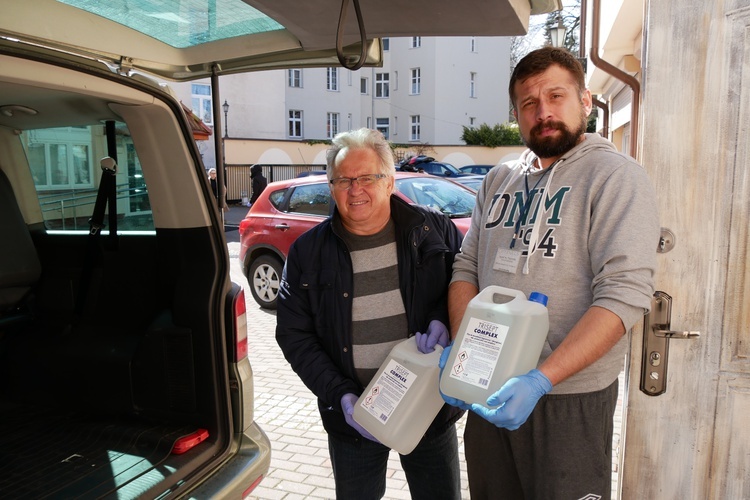 300 litrów płynu do dezynfekcji rąk od gdańskiej Caritas dla szpitala Copernicus