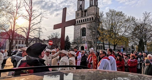 Droga Krzyżowa Ludzi Pracy z sali pogrzebowej Muzeum ks. Popiełuszki. Uczestnicz online