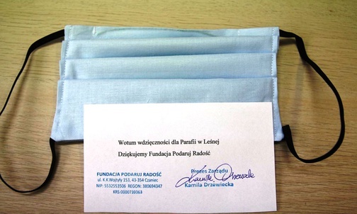 Maseczka, która będzie parafialną pamiątką i świadectwem pomocy Leśnej dla pracowników placówek medyczych.