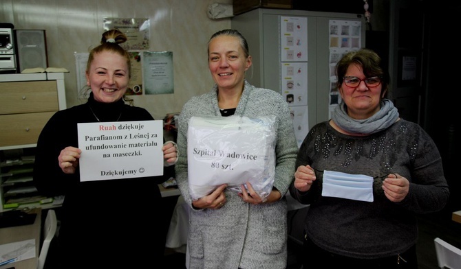 Pracowniczki "Ruah"(od lewej): Kamila Drzewiecka, Barbara Biegun i Katarzyna Heczko (brakuje jeszcze Barbary Kurko), które szyją maseczki ochronne dla pracowników medycznych.