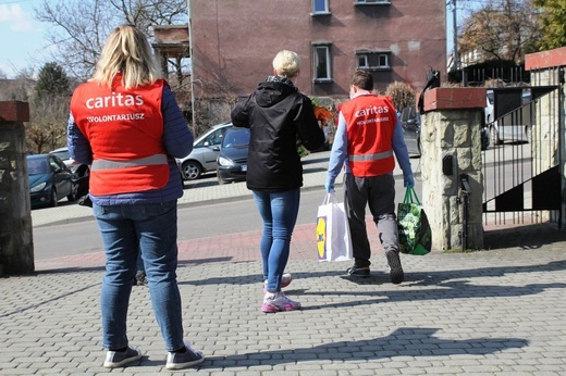 Salwatorianie z Bielska-Białej i ich przyjaciele pomagają najuboższym 