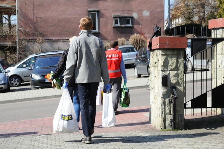 Salwatorianie z Bielska-Białej i ich przyjaciele pomagają najuboższym 