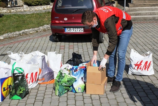 Salwatorianie z Bielska-Białej i ich przyjaciele pomagają najuboższym 