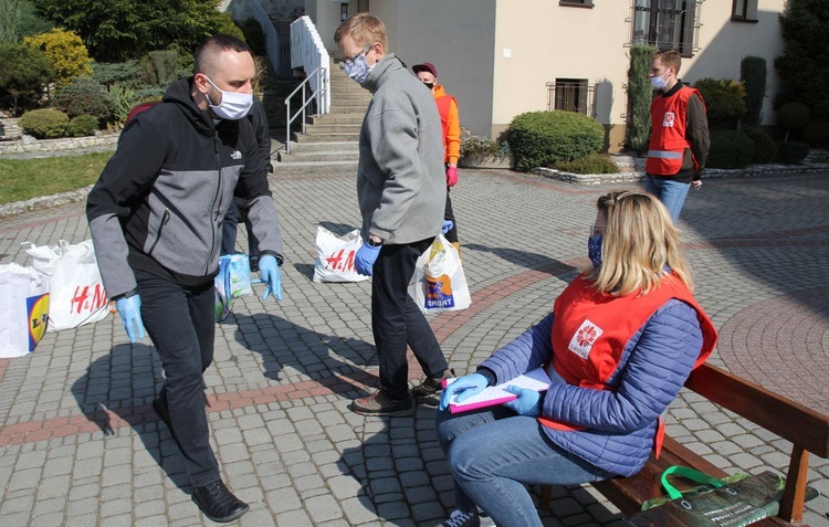 Salwatorianie z Bielska-Białej i ich przyjaciele pomagają najuboższym 