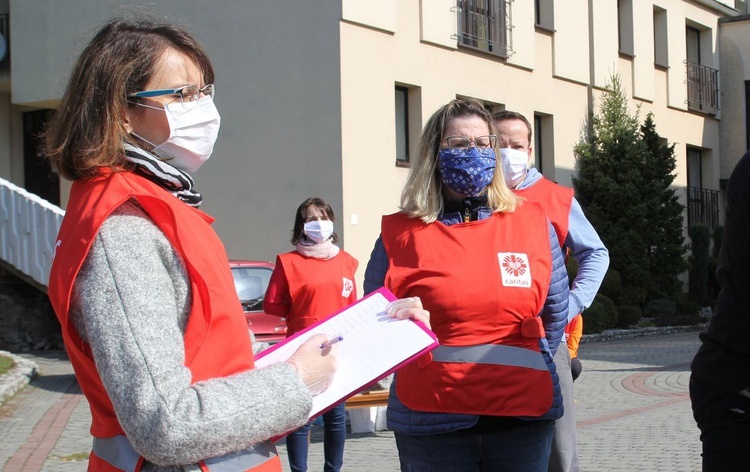 Salwatorianie z Bielska-Białej i ich przyjaciele pomagają najuboższym 