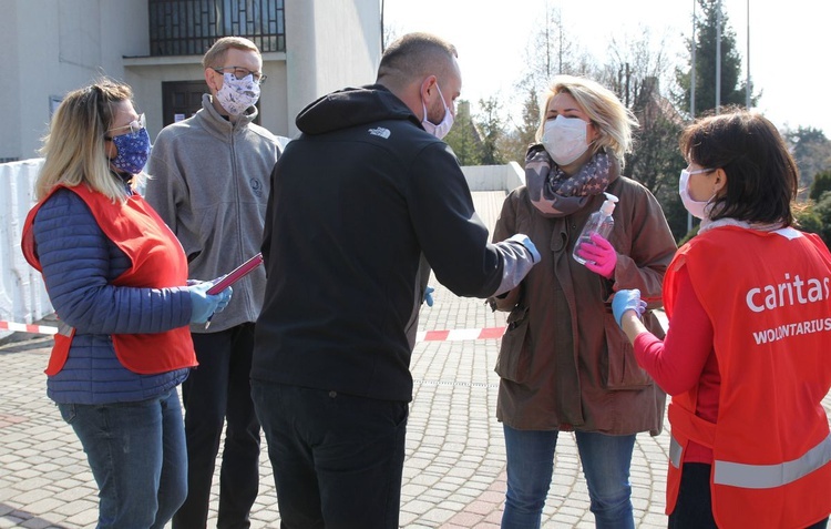 Salwatorianie z Bielska-Białej i ich przyjaciele pomagają najuboższym 