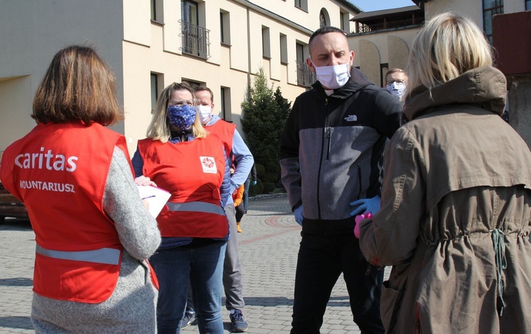 Salwatorianie z Bielska-Białej i ich przyjaciele pomagają najuboższym 