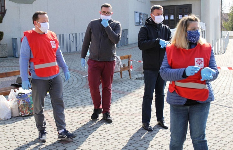 Salwatorianie z Bielska-Białej i ich przyjaciele pomagają najuboższym 