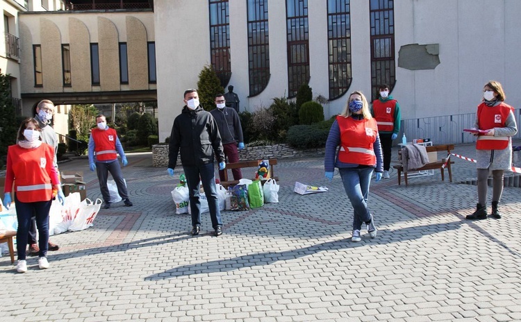 Salwatorianie z Bielska-Białej i ich przyjaciele pomagają najuboższym 