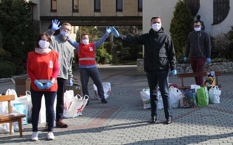 Salwatorianie z Bielska-Białej i ich przyjaciele pomagają najuboższym 