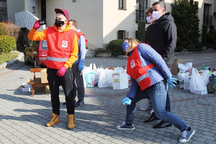 Salwatorianie z Bielska-Białej i ich przyjaciele pomagają najuboższym 