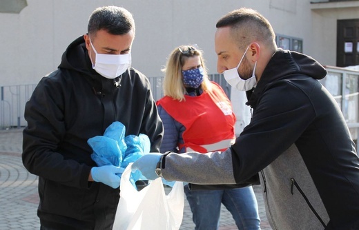 Salwatorianie z Bielska-Białej i ich przyjaciele pomagają najuboższym 