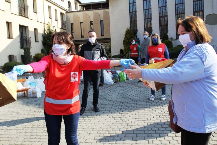 Salwatorianie z Bielska-Białej i ich przyjaciele pomagają najuboższym 