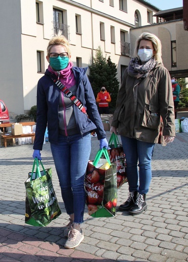 Salwatorianie z Bielska-Białej i ich przyjaciele pomagają najuboższym 