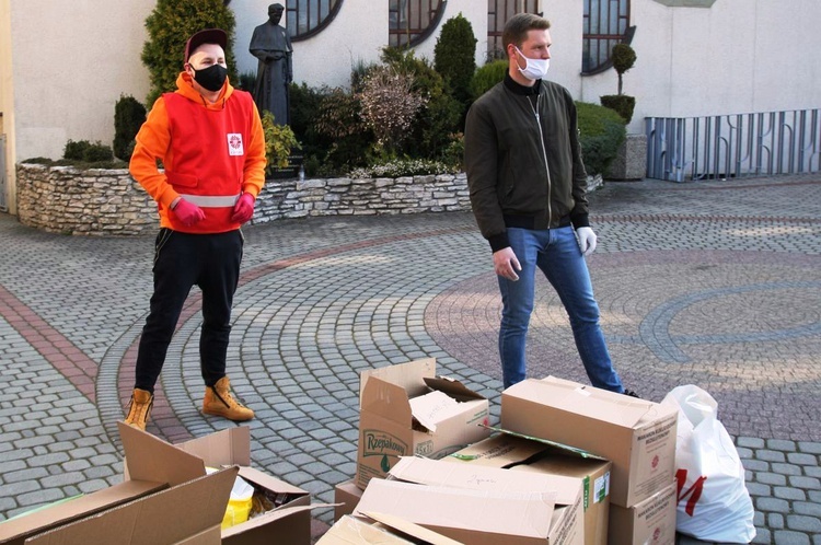 Salwatorianie z Bielska-Białej i ich przyjaciele pomagają najuboższym 