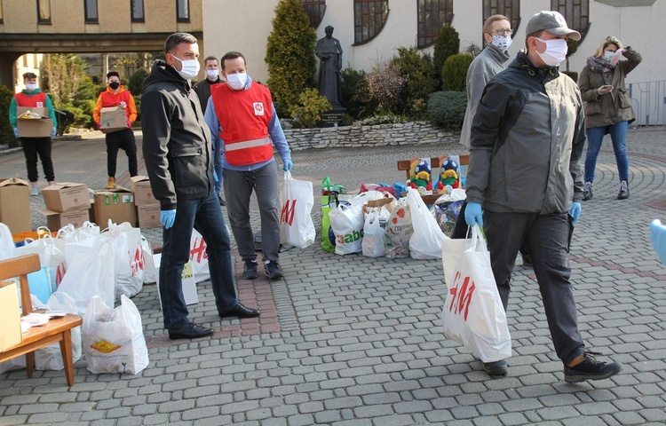 Salwatorianie z Bielska-Białej i ich przyjaciele pomagają najuboższym 