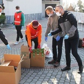 Salwatorianie z Bielska-Białej i ich przyjaciele pomagają najuboższym 