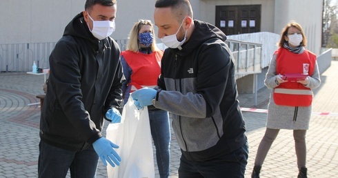 Ks. Michał Pastuszka (z lewej) i ks. Paweł Krężołek (z prawej) kompletują dary dla najuboższych.