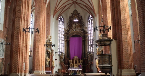 Wnętrze katedry odsłonięte