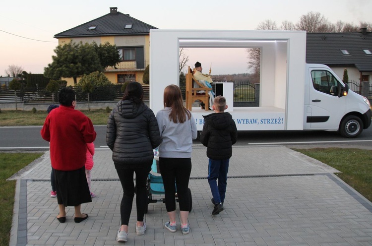 Samochodowa podróż Jezusa i Maryi w Witkowicach