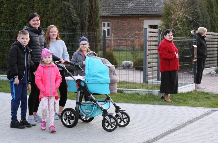 Samochodowa podróż Jezusa i Maryi w Witkowicach