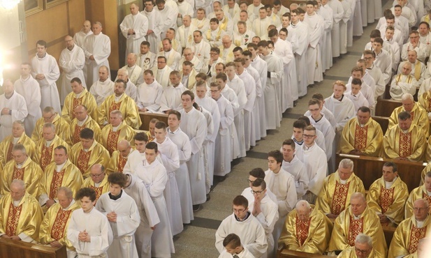 Księża dzieceizji bielsko-żywieckiej w katedrze św. Mikołaja w Bielsku-Białej.