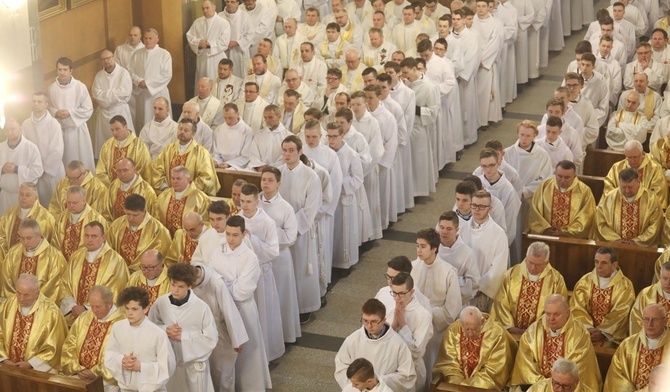 Księża dzieceizji bielsko-żywieckiej w katedrze św. Mikołaja w Bielsku-Białej.