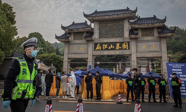Wuhan otwiera osiedla, ale mieszkańcy wciąż boją się wirusa
