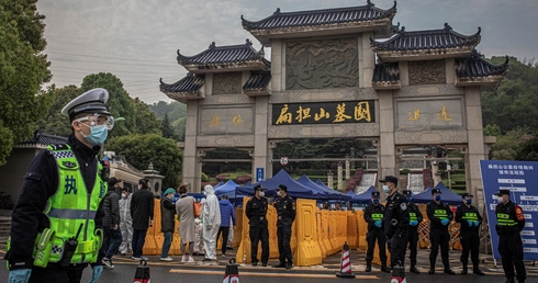 Wuhan otwiera osiedla, ale mieszkańcy wciąż boją się wirusa