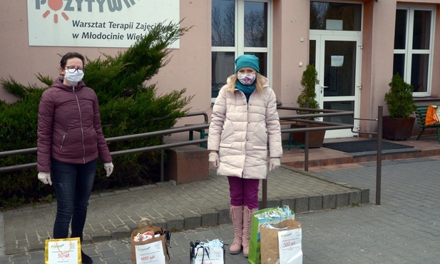 Maseczki szyte przez WTZ w Młodocianie Większym trafiają do wielu osób i instytucji.