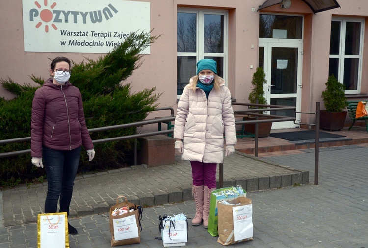 Maseczki szyte przez WTZ w Młodocianie Większym trafiają do wielu osób i instytucji.