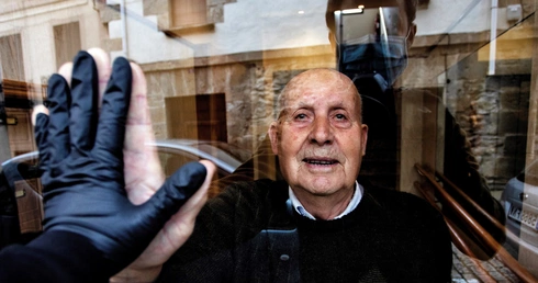 W Hiszpanii w ciągu doby na Covid-19 zmarło 809 osób